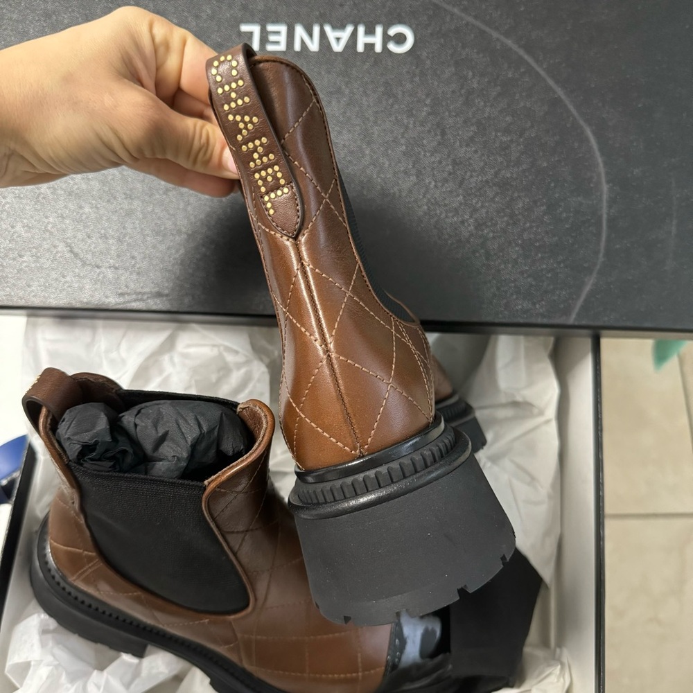 Chanel ankle boots NWT stylish color and shiny fronts - Picture 11 of 14